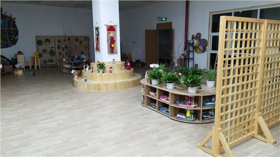金果幼儿园枫木纹塑胶地板