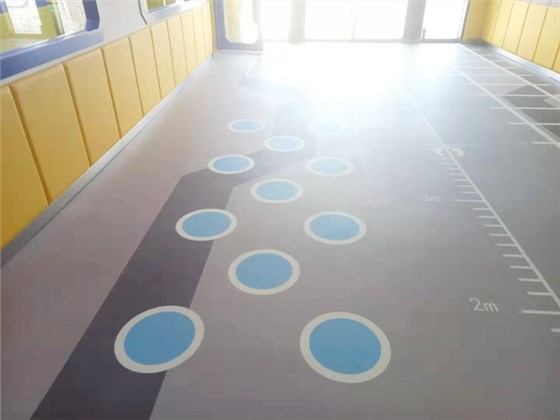 400多平米的定制运动塑胶地板，颜色淡雅