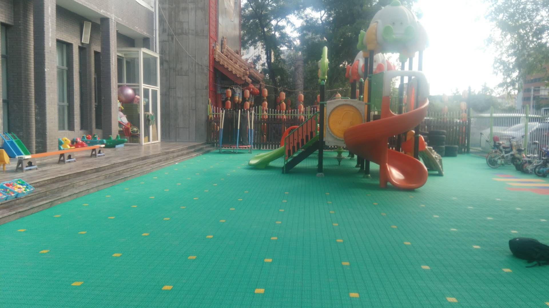 东方龙人国际幼儿园室外悬浮拼装地板项目顺利完工！
