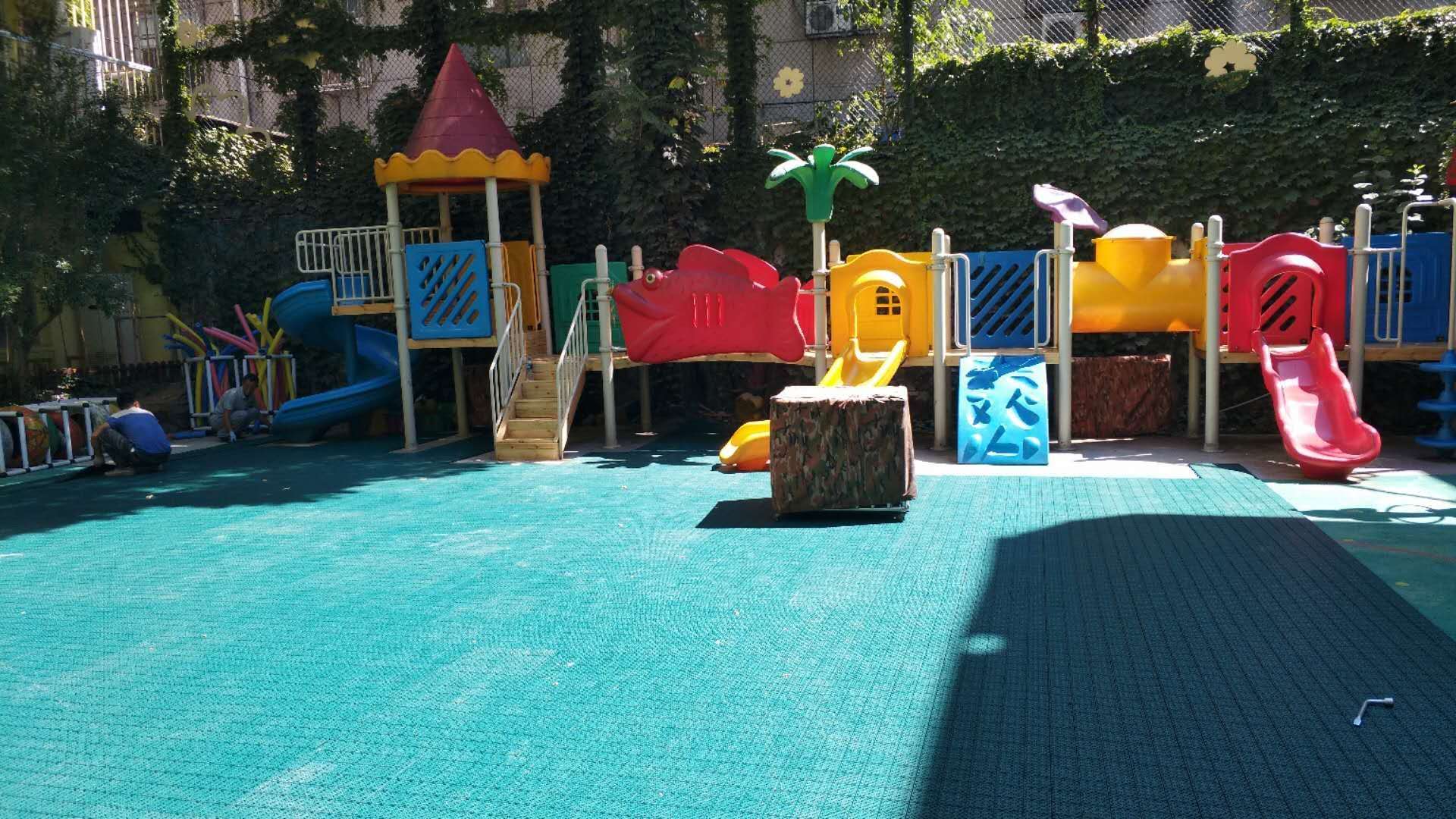 五色土幼儿园室外悬浮拼装地板
