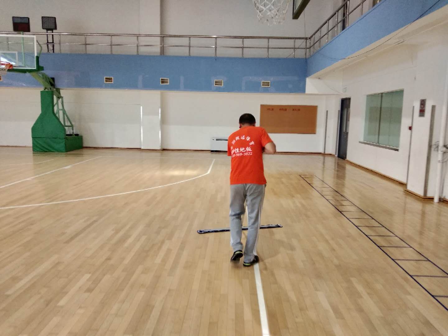 篮球场运动地板翻新保养