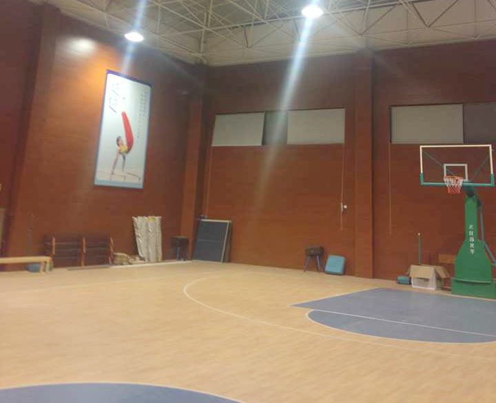 为什么室内篮球场都用运动塑胶地板