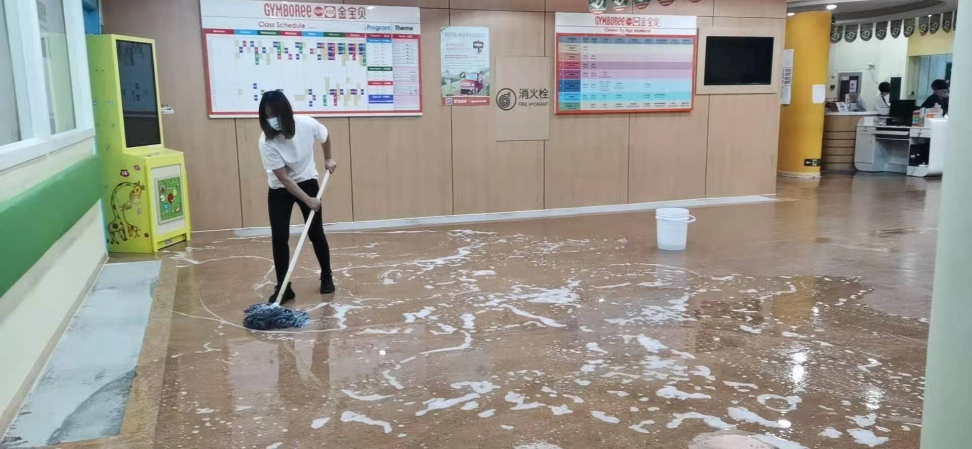 PVC塑胶地板清洁